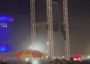 Jovens sobem em estrutura durante a Exposul, desafiam a PM e público reage jogando gelo e bebidas; assista