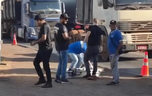 Vídeo mostra pedestre morto após ser atropelado e ‘esmagado’ por carreta na BR-070 em MT