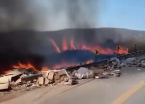 Motorista morre após carreta cair em ribanceira e ser destruída pelas chamas em MT; vídeo