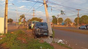 Motorista destrói poste após sair de estacionamento de supermercado em Rondonópolis; imagens