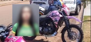 Amostradinha empina na frente da PM, colide em caminhão e se diz da ‘quebrada’ em Rondonópolis; imagens