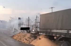 Carreta pega fogo, atinge vegetação na BR-364 e provoca fila gigante entre Juscimeira e Rondonópolis; vídeo