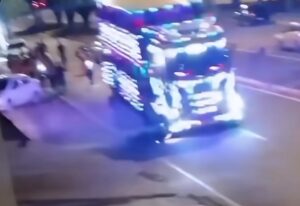 Motociclista morre esmagado ao cair na frente da carreta furacão; vídeo forte mostra o acidente