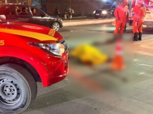 Idoso morre brutalmente atropelado por moto de alta cilindrada em frente ao Atacadão; vídeo forte