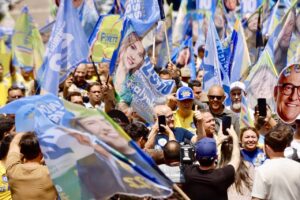 A poucos dias da eleição, Alessandra Ferreira lota caminhada ao lado de Pivetta, Cláudio e Medeiros