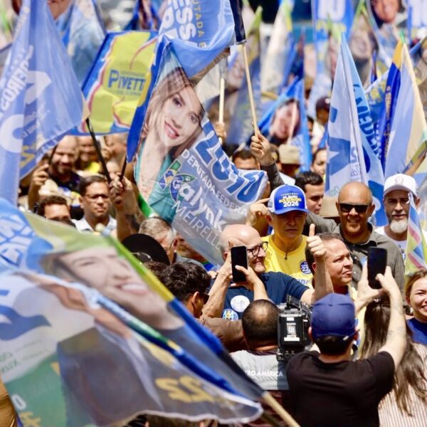 A poucos dias da eleição, Alessandra Ferreira lota caminhada ao lado de Pivetta, Cláudio e Medeiros