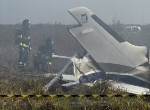 Três pessoas morrem carbonizadas após queda de avião em área de mata em MT; vídeo