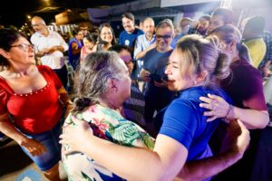 Atenta às demandas da população, Alessandra Ferreira intensifica agenda nas ruas