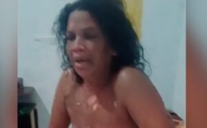 Homem joga água quente e ateia fogo na própria esposa durante discussão; vídeo forte