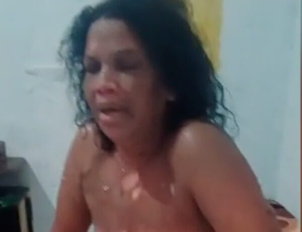 Homem joga água quente e ateia fogo na própria esposa durante discussão; vídeo forte