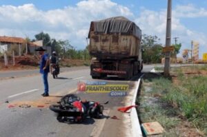 Motociclista morre na UPA após colidir brutalmente na traseira de caminhão; veja imagens
