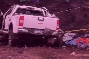 Carreta derrapa na pista, colide em camionete e mata mulher e criança na BR-364; vídeo