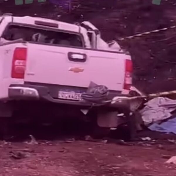 Carreta derrapa na pista, colide em camionete e mata mulher e criança na BR-364; vídeo