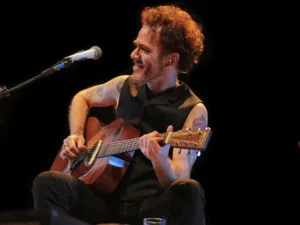 A PEDIDO DO PÚBLICO: setor esgota em dois dias e show de Nando Reis ganha mesas extras em Rondonópolis
