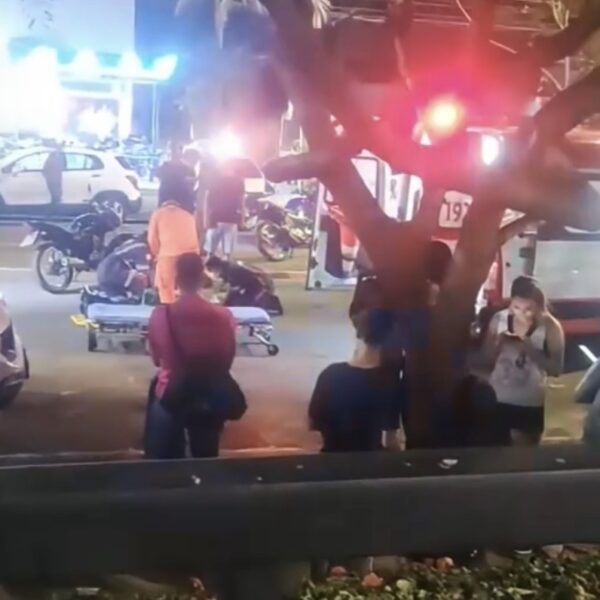 Carro sai de estacionamento, provoca acidente entre motos e quase causa tragédia na Lions em Rondonópolis; vídeo