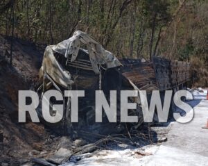 Motorista morre carbonizado após carreta colidir em quatro veículos na Serra de São Vicente; imagens