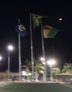 Idoso tenta tirar a própria vida com corda em mastro de bandeira durante feira em MT; vídeo