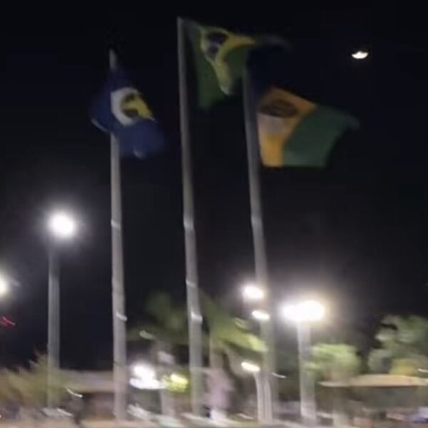 Idoso tenta tirar a própria vida com corda em mastro de bandeira durante feira em MT; vídeo