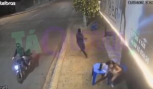Vídeo mostra dona de bar sofrendo atentado a tiros e escapando da morte em MT