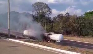 Vídeo mostra pneus de carreta carregada com etanol pegando fogo em Rondonópolis