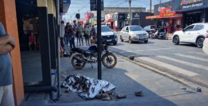 Jovem motociclista morre ao ser arremessado após fortíssima colisão com carro em MT; vídeo forte