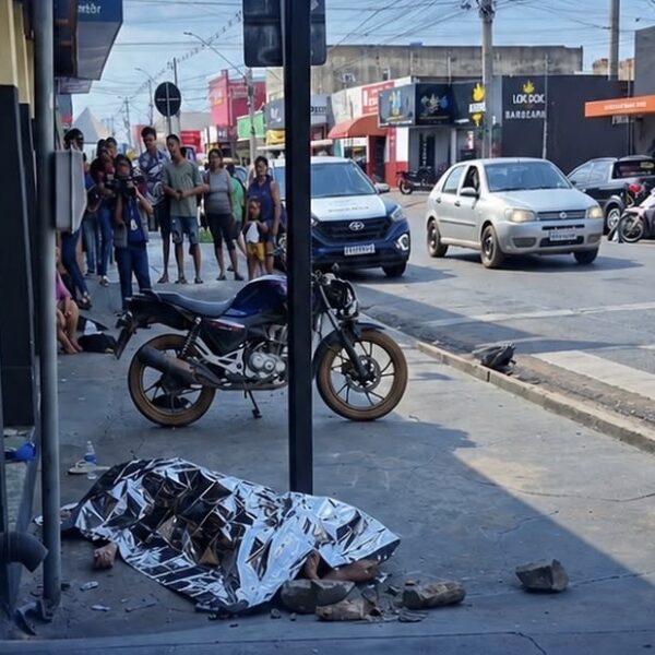 Jovem motociclista morre ao ser arremessado após fortíssima colisão com carro em MT; vídeo forte