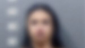 Rondonópolis: mulher que invadiu condomínio, flagrou ex com outra e deixou rastro de sangue tem vasta ficha criminal