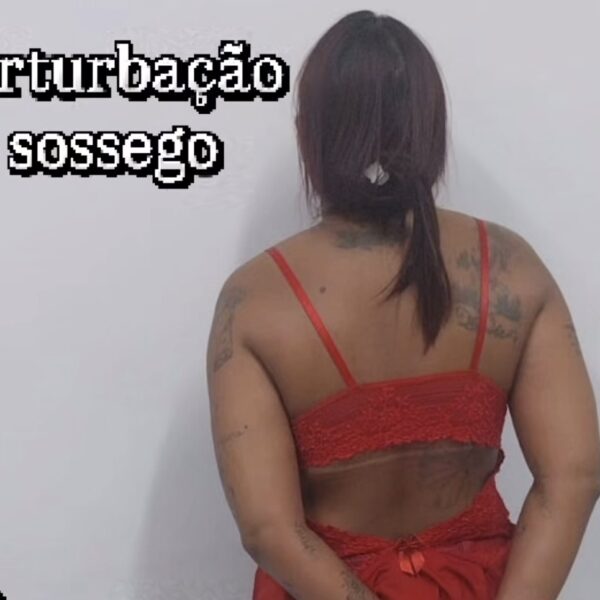 Moradora toca o terror com som alto e desafia PMs: “Por que não vão prender bandido?”
