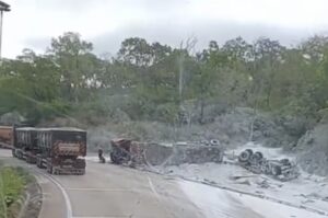 Serra de São Vicente: carreta tomba, atinge outra e deixa três feridos, um em estado grave; vídeo