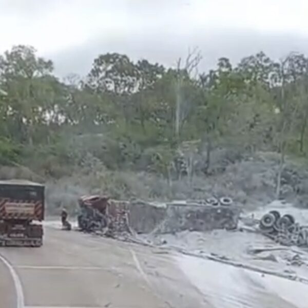 Serra de São Vicente: carreta tomba, atinge outra e deixa três feridos, um em estado grave; vídeo