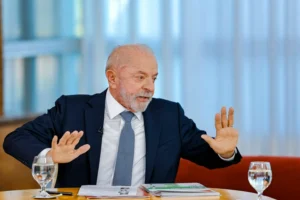 Mesmo após ser desmentido, Lula insiste em fake sobre padroeira