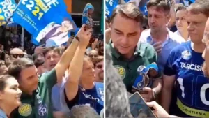 Flávio Bolsonaro segura imagem de Nossa Senhora em ato para rebater fake