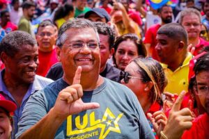 Decisão de Dino contra Flávio reaquece crise no STF