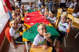 Crianças da rede municipal aproveitam mais um Dia do Hambúrger em Rondonópolis