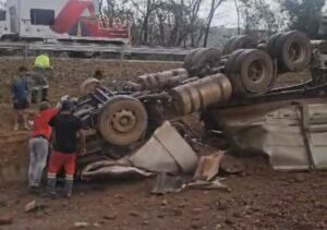 Tragédia na BR-364: motorista morre após carreta capotar em Jaciara no sentido Rondonópolis; vídeo