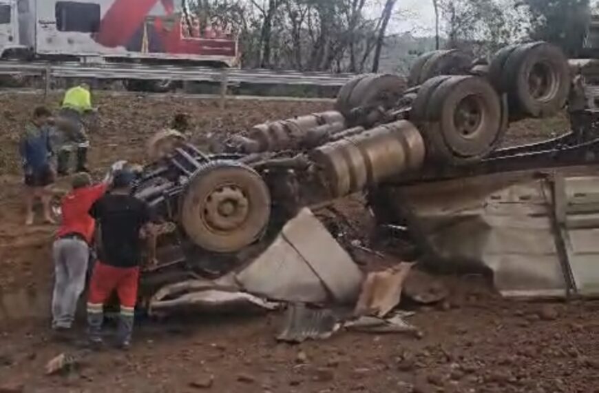 Tragédia na BR-364: motorista morre após carreta capotar em Jaciara no sentido Rondonópolis; vídeo
