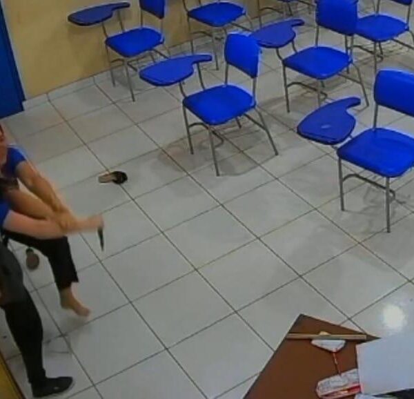 Vídeo mostra aluna do 3º ano de escola estadual esfaqueando professora após nota baixa; vítima parou no Hospital Regional