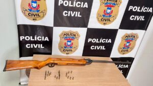 Homem surra esposa a cintadas e ameaça ‘estourá-la’ com espingarda em Rondonópolis