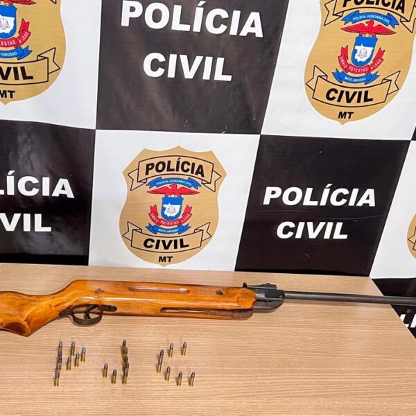 Homem surra esposa a cintadas e ameaça ‘estourá-la’ com espingarda em Rondonópolis