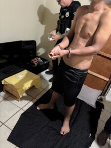 Vídeos mostra prisão de tarado flagrado com conteúdo sexual envolvendo crianças no celular em MT; veja