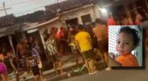 Motorista é espancado por populares até a morte após atropelar e matar criança na calçada; vídeo