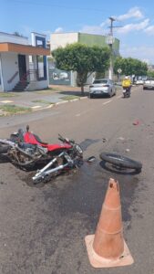 Motociclista fica ferido após carro invadir a preferencial e destruir moto no Centro de Rondonópolis; vídeo