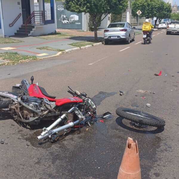 Motociclista fica ferido após carro invadir a preferencial e destruir moto no Centro de Rondonópolis; vídeo