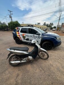 Flagrada com moto roubada/furtada, mulher diz que comprou veículo em garagem em Rondonópolis