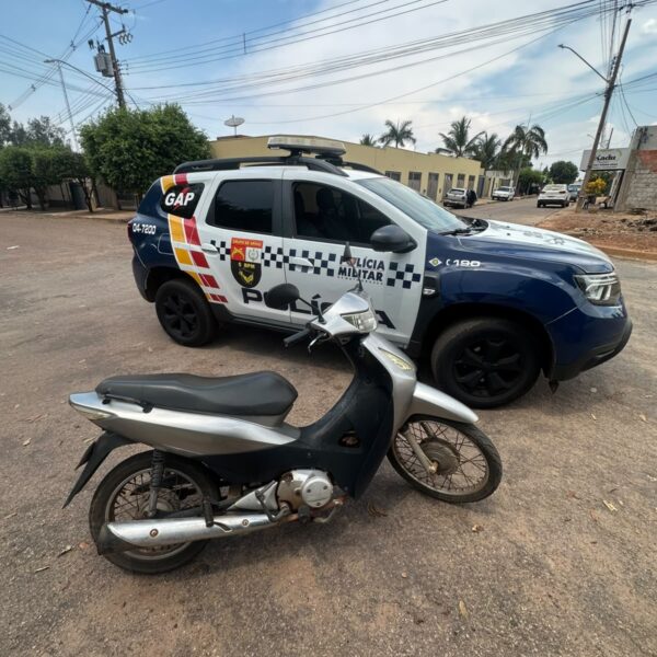 Flagrada com moto roubada/furtada, mulher diz que comprou veículo em garagem em Rondonópolis