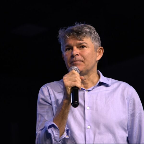 Medeiros repudia ataques à esposa e denuncia hipocrisia de adversários: “Atacam uma mulher honrada”