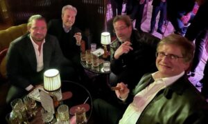 Foto mostra Vorcaro fumando charuto e bebendo uísque com Paulo Gonet em Londres