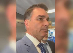 Flávio Bolsonaro pede renúncia de Moraes após revelações sobre supostas mensagens com Vorcaro