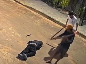 Homem persegue ex com martelo e morre após levar pauladas em MT; vídeo mostra agressões