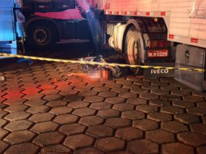 Caminhoneiro tentar parar veículo e acaba morto prensado entre carretas em posto de combustível em MT; vídeo